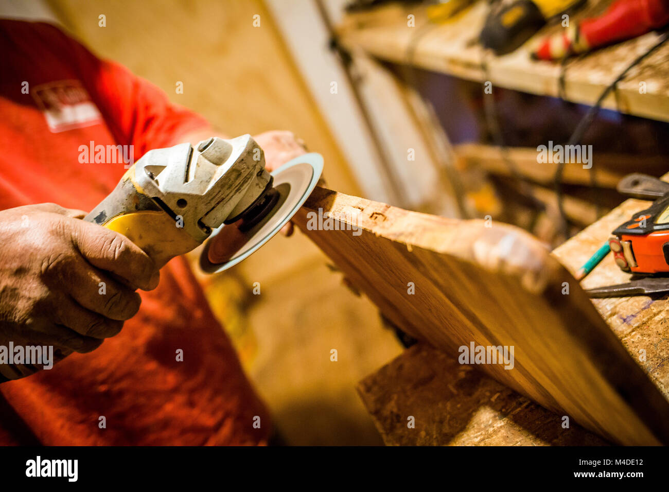 Zimmermann bei der Arbeit mit Holz sah und Licht Stockfoto