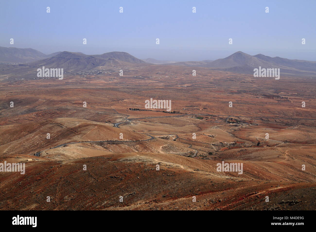 Vulkanische Landschaft. Panoramaaussicht auf Fuerteventura Stockfoto