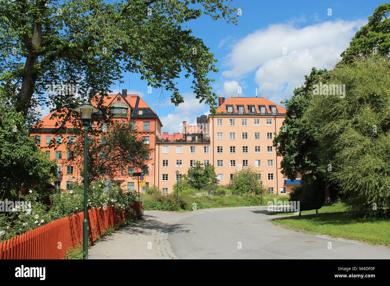 Gebäude auf Södermalm in Stockholm von der Vitabergsparken Park gesehen. Stockfoto