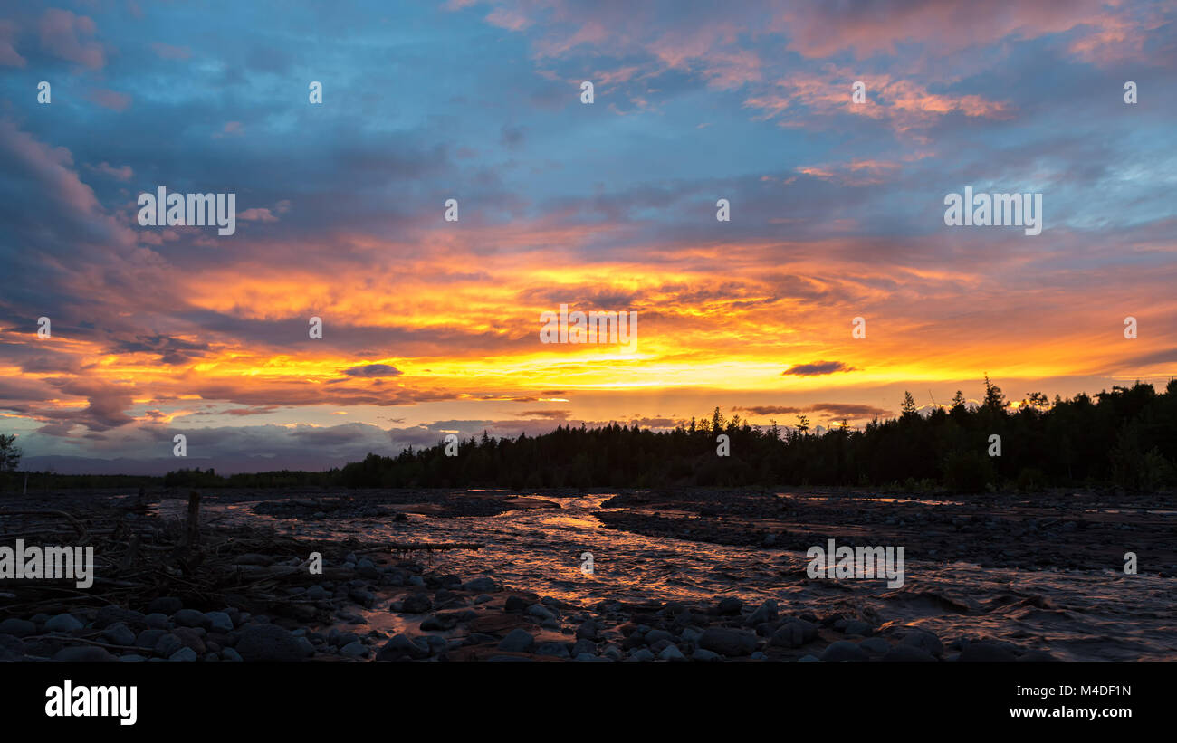 Schöner Sonnenuntergang am Fluss Studenaya. Kamtschatka-Halbinsel. Stockfoto