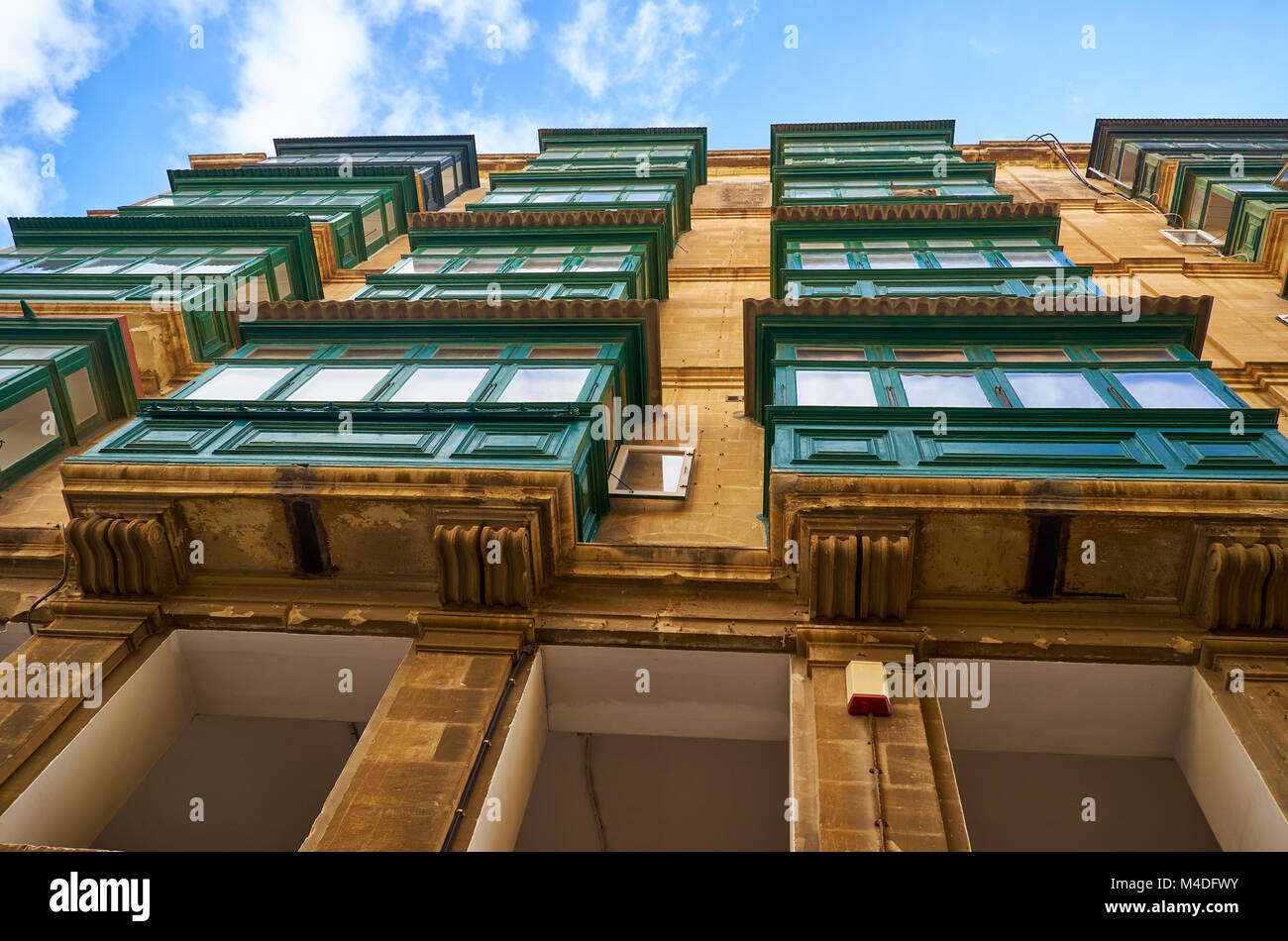 Eine Ansicht von unten zu den traditionellen maltesischen Stil Balkone. Valletta. Stockfoto