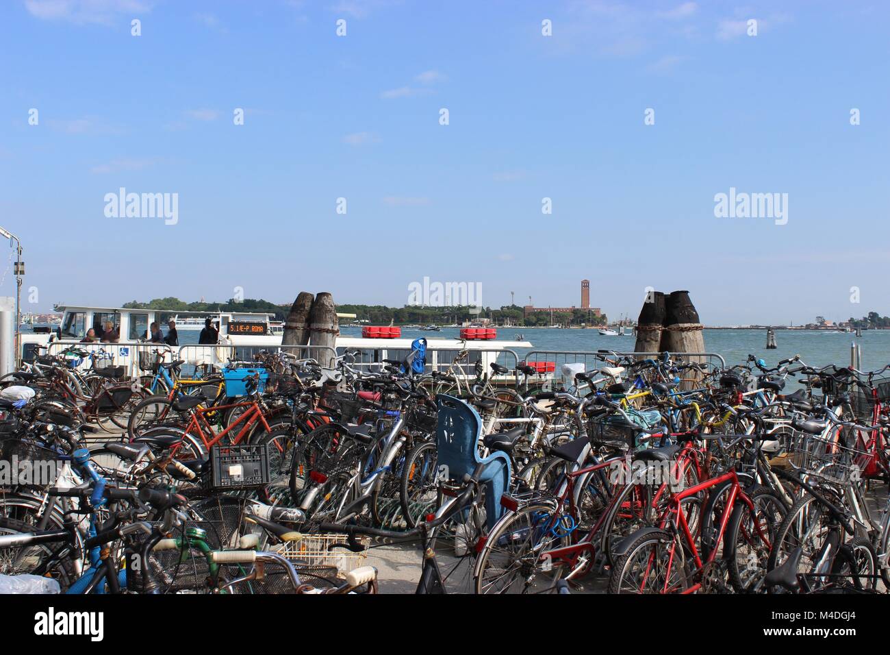 Fahrräder in Lido di Venezia Stockfoto