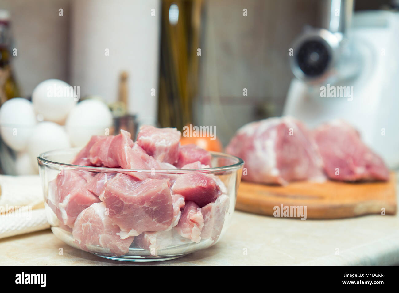 Rohes Schweinefleisch Hals Fleisch in Scheiben geschnitten auf Glas Schüssel Stockfoto