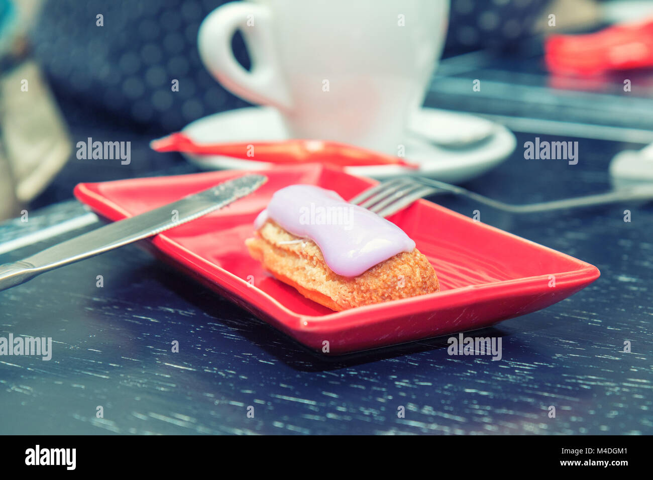 Eclair Kuchen in eine Rote rechteckige Platte Stockfoto