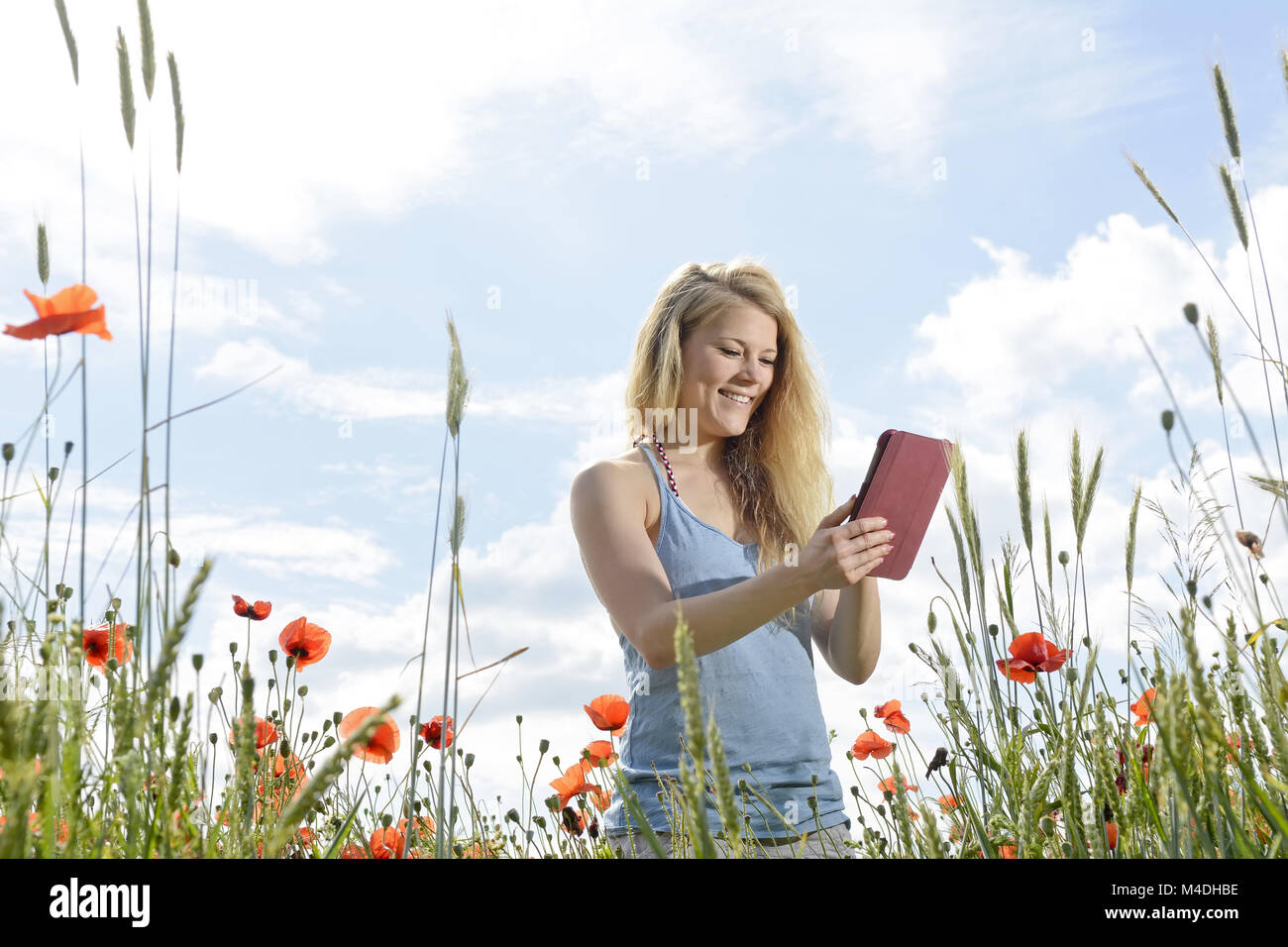 Frau mit digital-Tablette Stockfoto