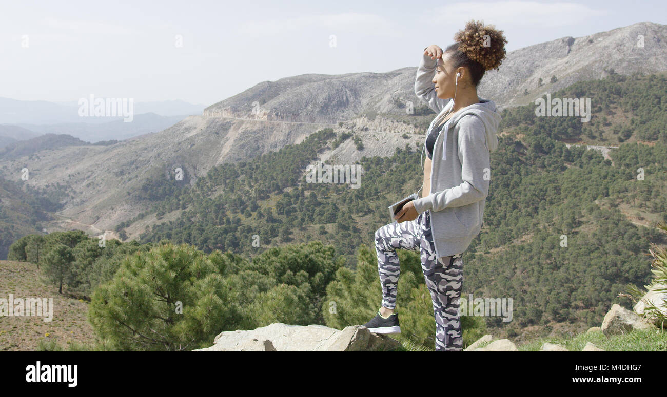 Junge Sportlerin auf Berg Stockfoto