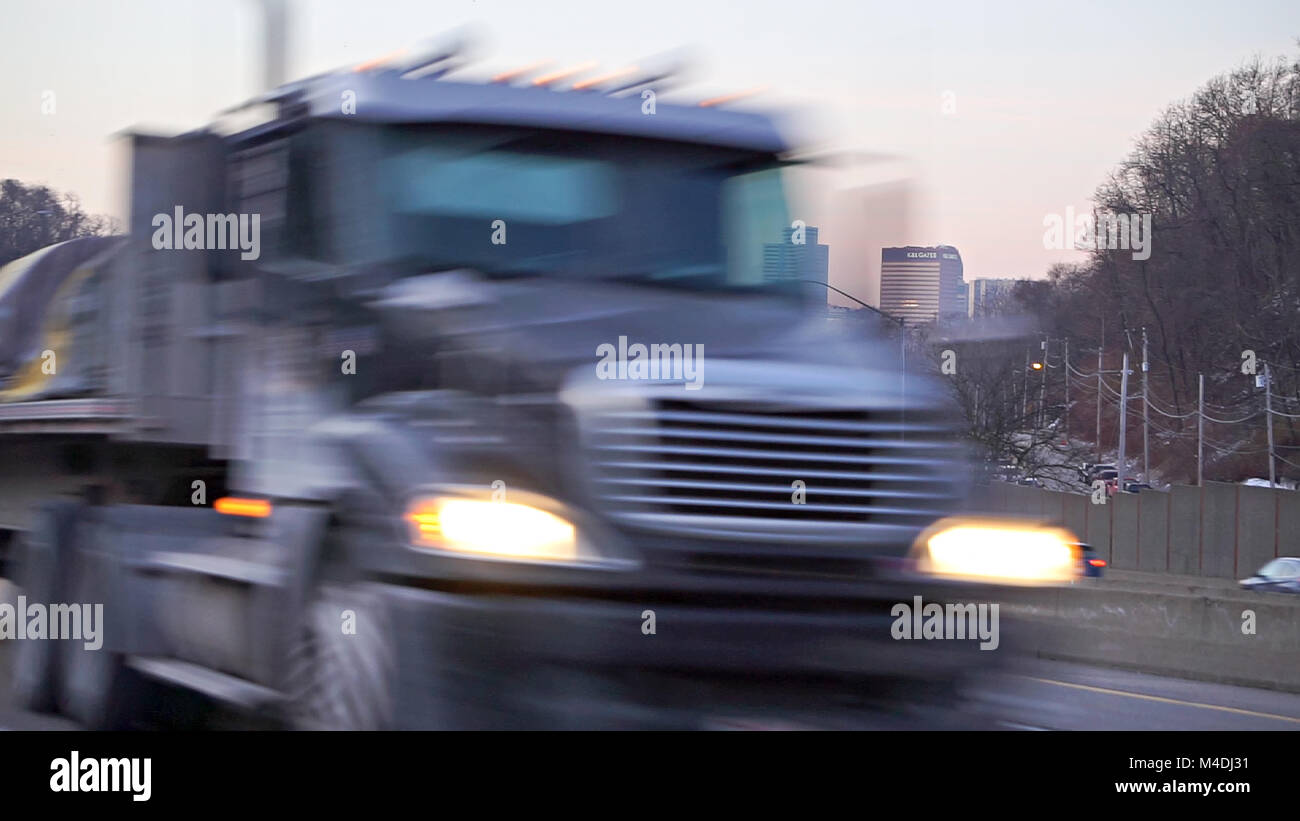 Verschieben von den großen US-amerikanischen Mack LKW auf der Autobahn Stockfoto