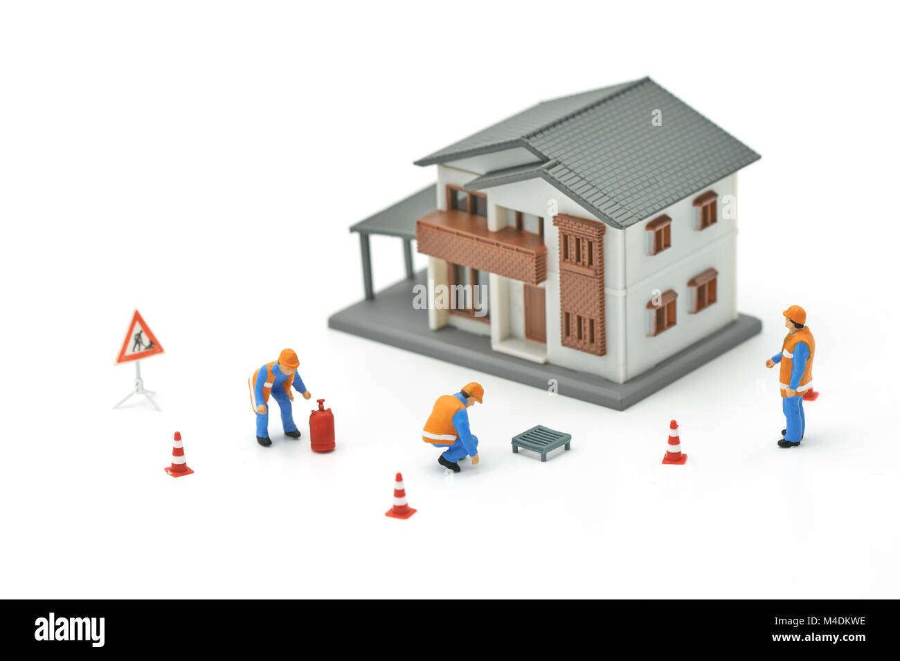 Miniatur Menschen Bauarbeiter Reparatur ein Modell Haus Modell verwenden Sie als Hintergrund Immobilien Konzept und Reparatur Konzept mit Kopie Raum für Ihre t Stockfoto