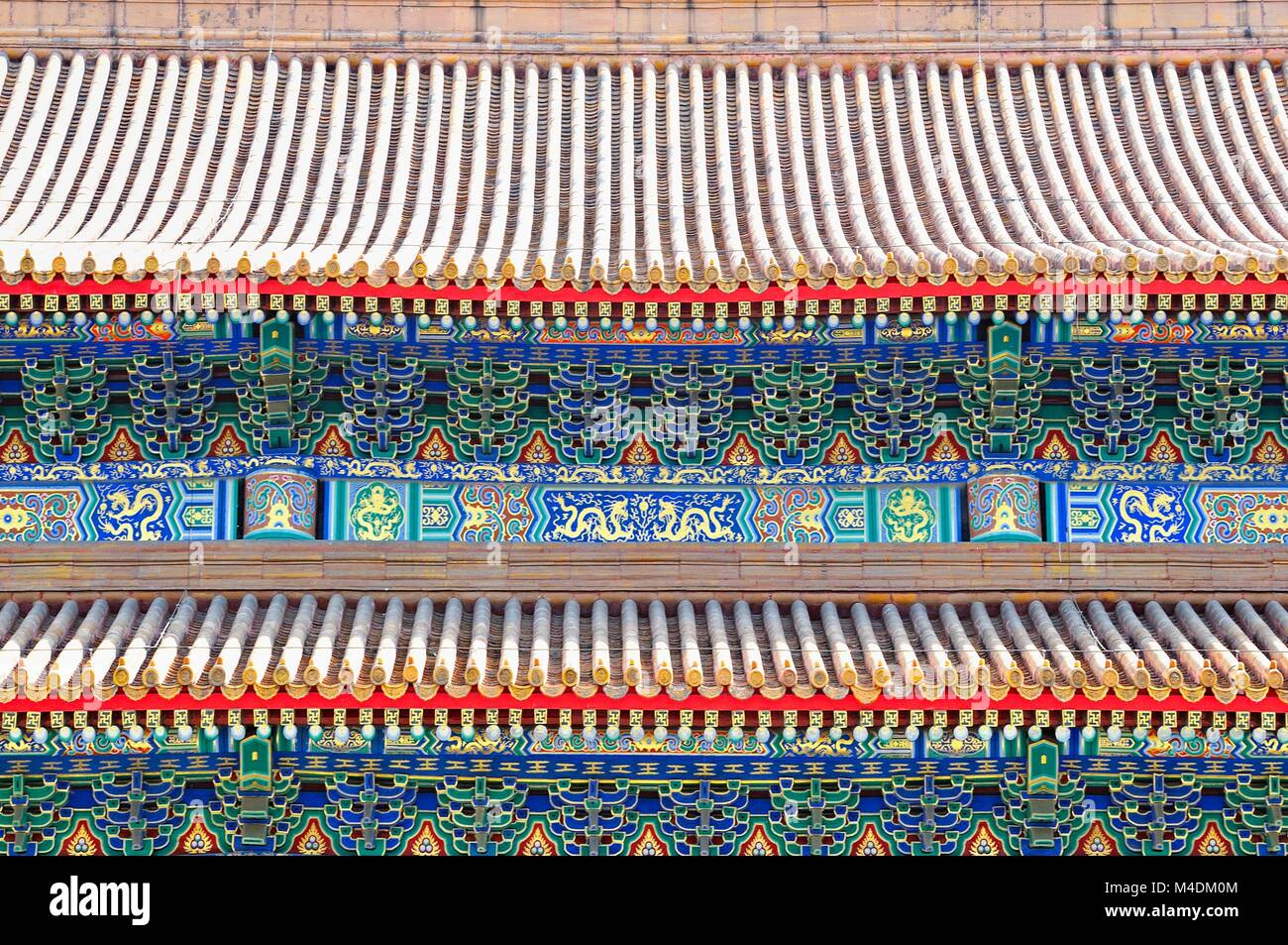 Farbige Verzierungen auf pagodendach China Stockfoto