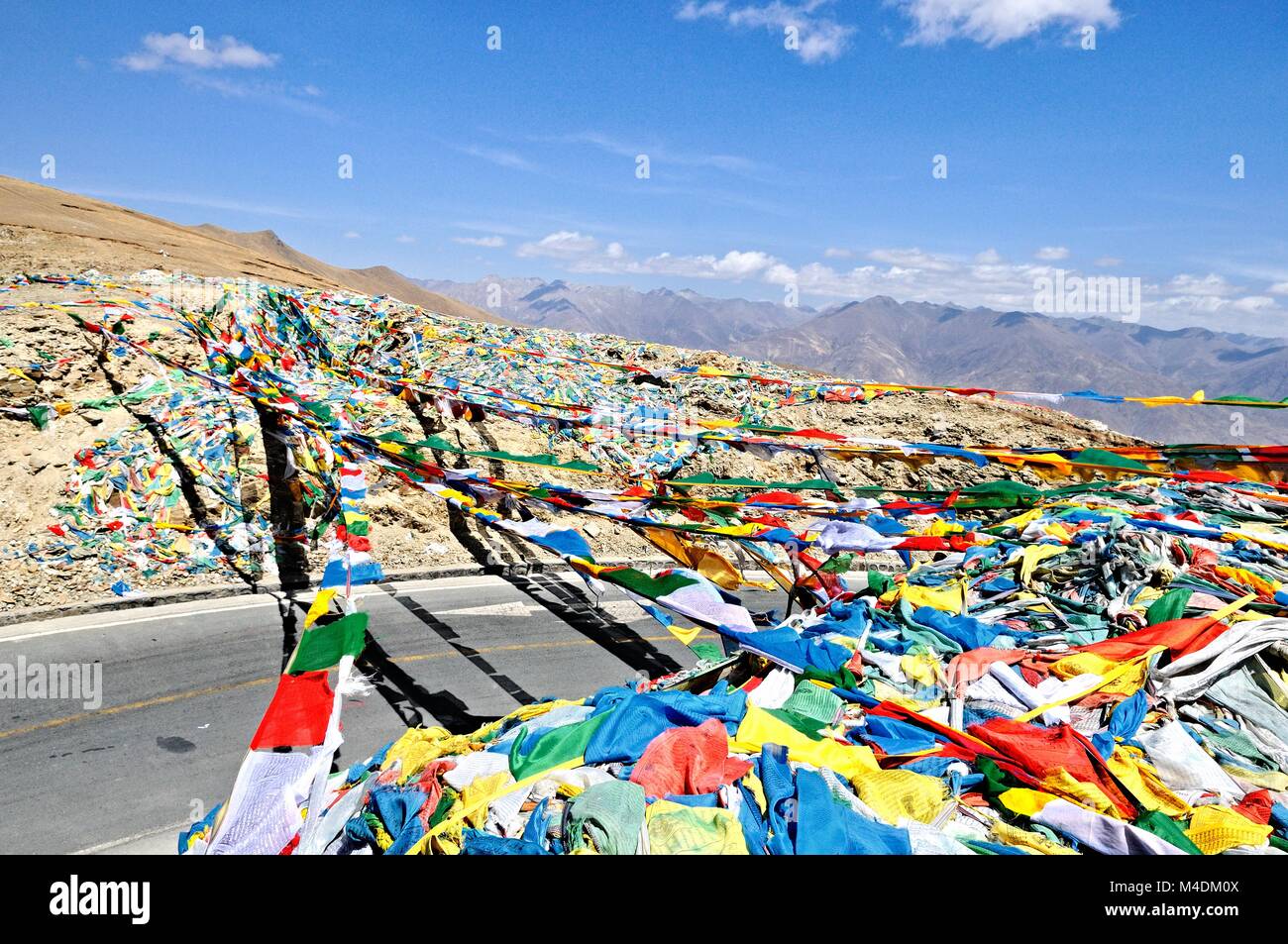 Gebetsfahnen über den Kampa La Pass in Tibet China Stockfoto