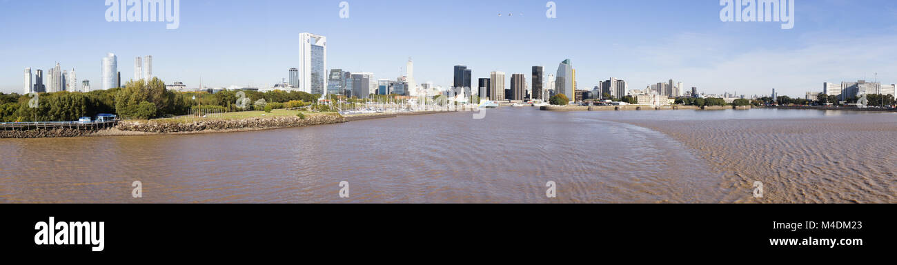 Argentinien, Buenos Aires, mit Blick auf den Hafen Stockfoto