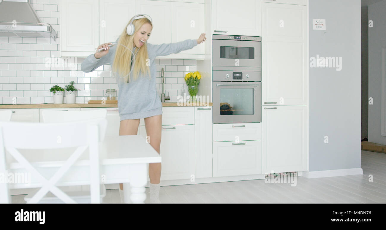 Expressive junge Mädchen tanzen in der Küche Stockfoto