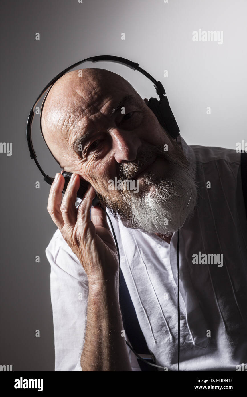 Ein alter Mann, Hören von Musik Stockfoto