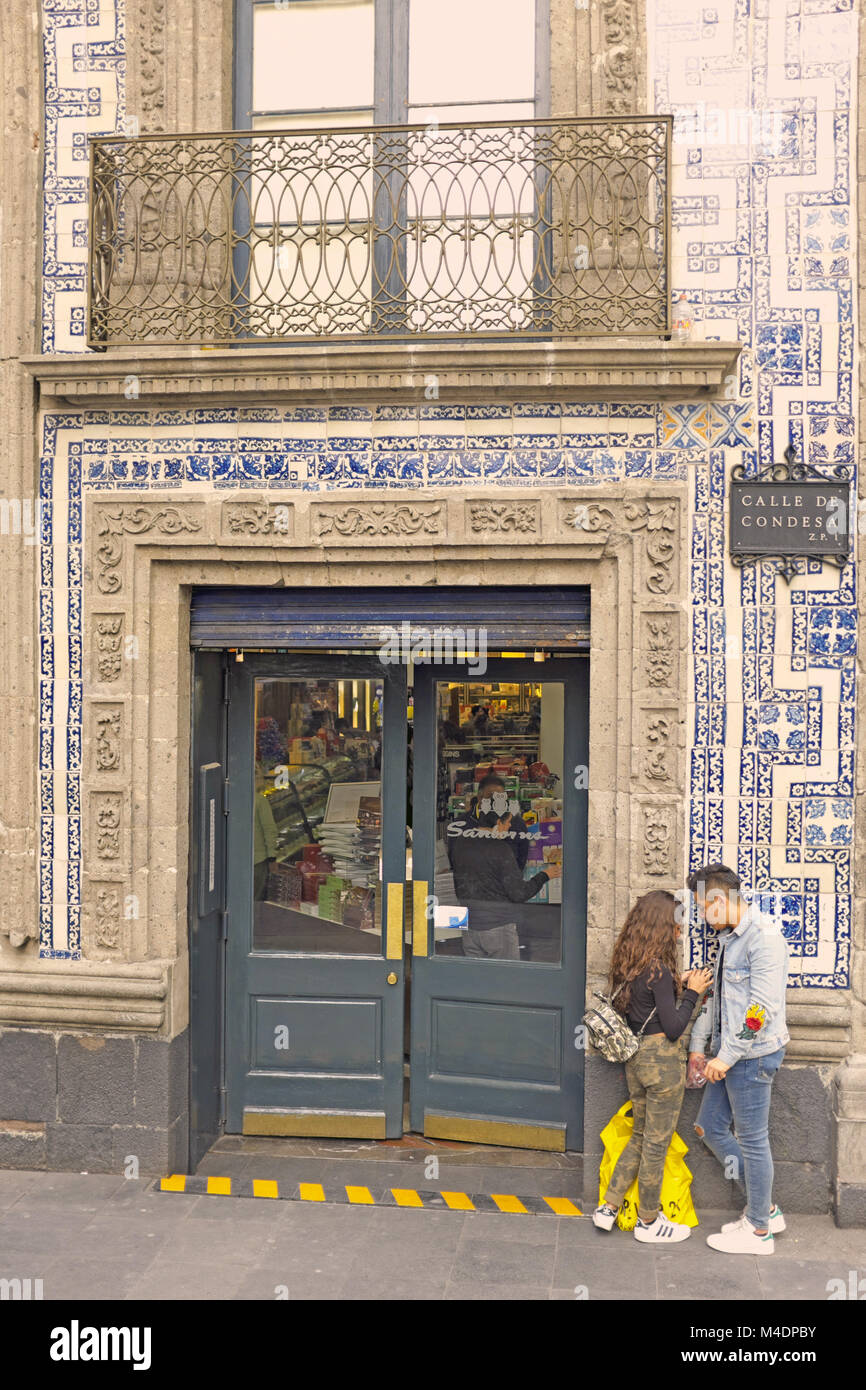 Ein paar steht außerhalb der Casa de los Azulejos (Haus der blauen Kacheln) in Mexiko City, Mexiko. Stockfoto