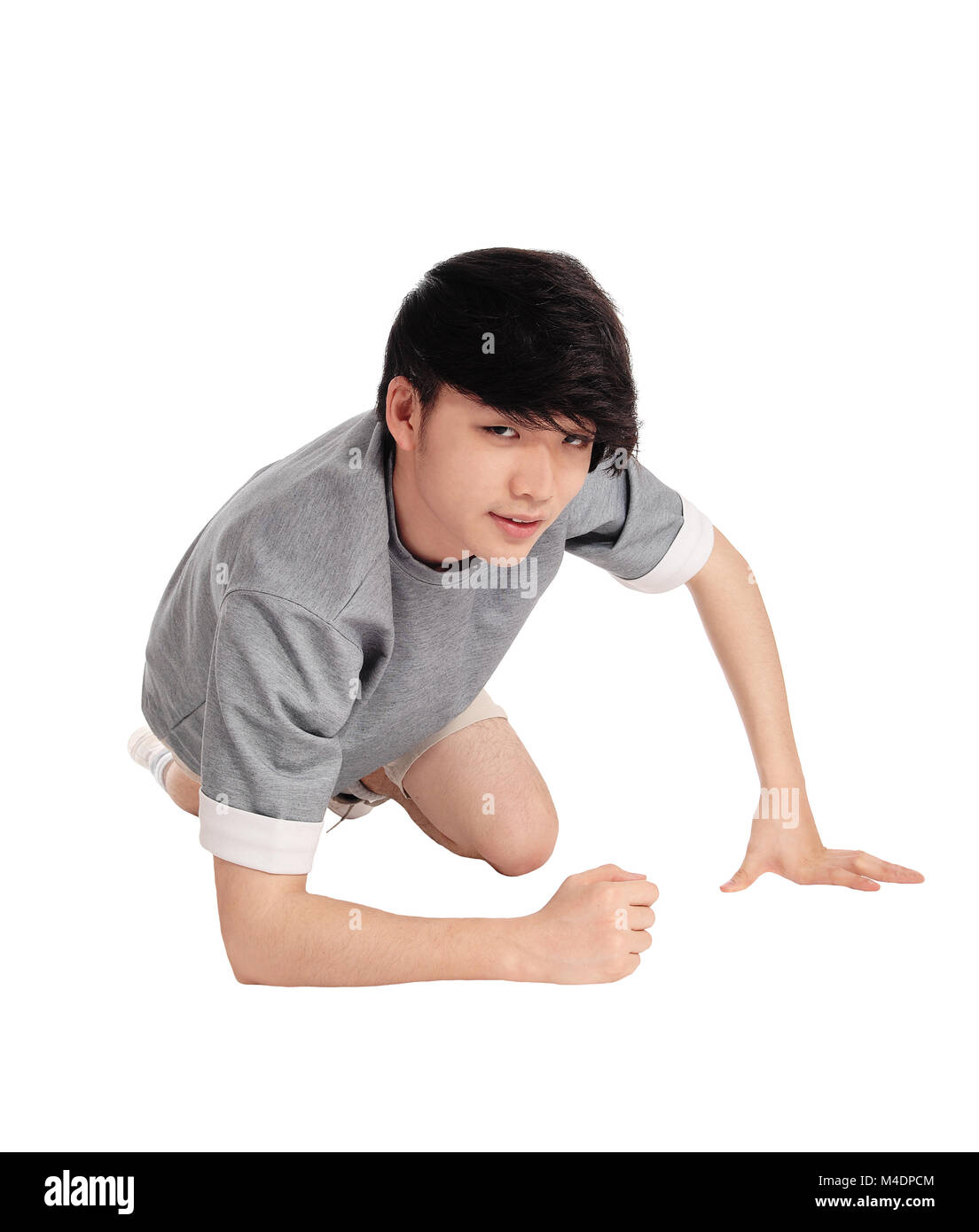 Asiatischer Mann kniend auf dem Boden. Stockfoto