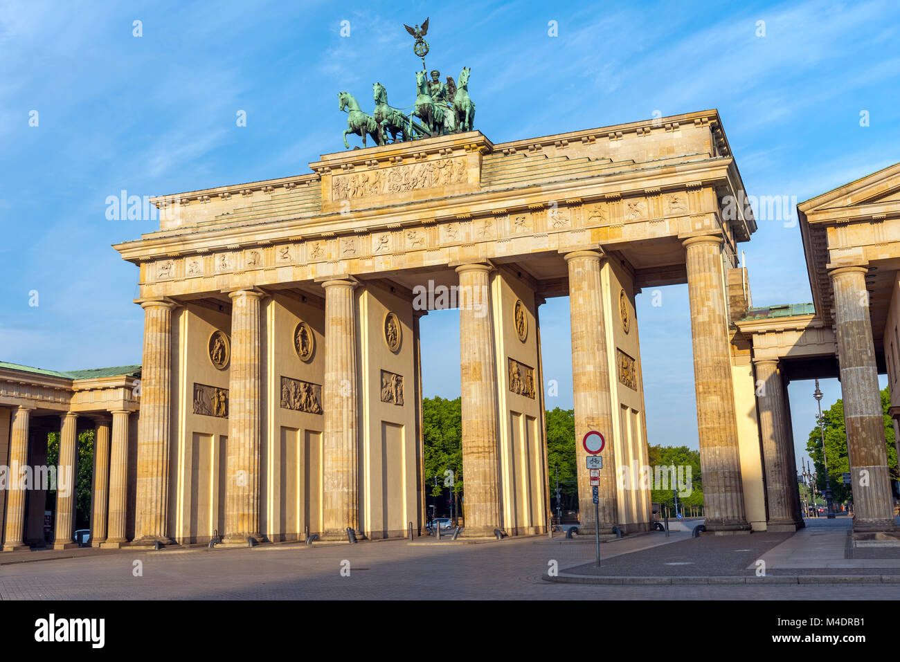 Das Brandenburger Tor in Berlin in der frühen Morgensonne Stockfoto