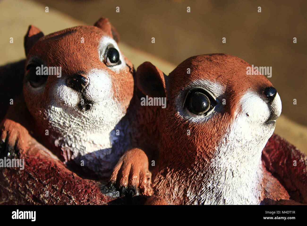 zwei lustige Statuetten von Eichhörnchen für ein Landgut Stockfoto