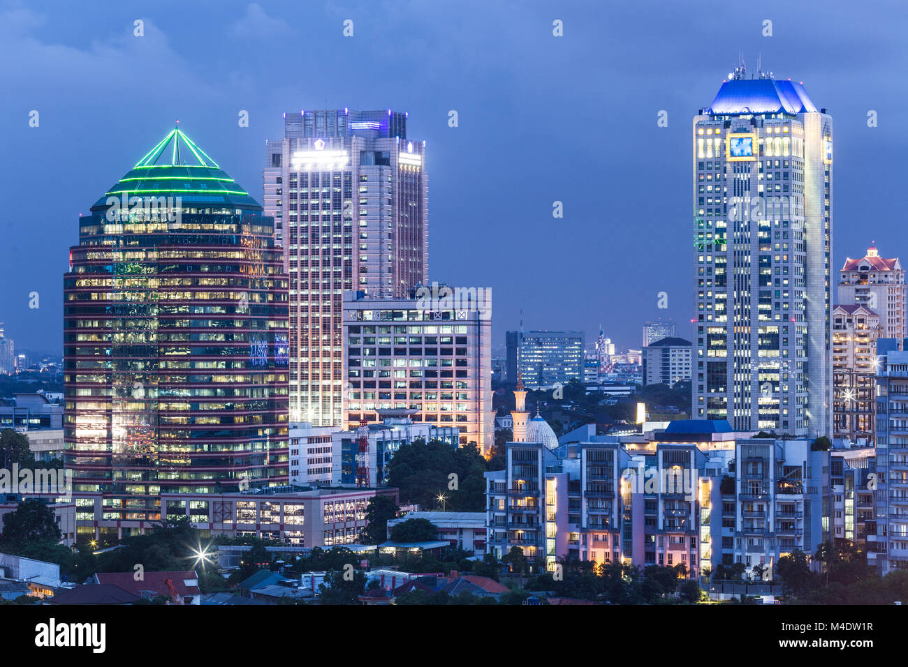 Luftaufnahme von Jakarta Geschäftsgebiets Skyline in der Dämmerung in Indonesien Hauptstadt in Südostasien. Stockfoto