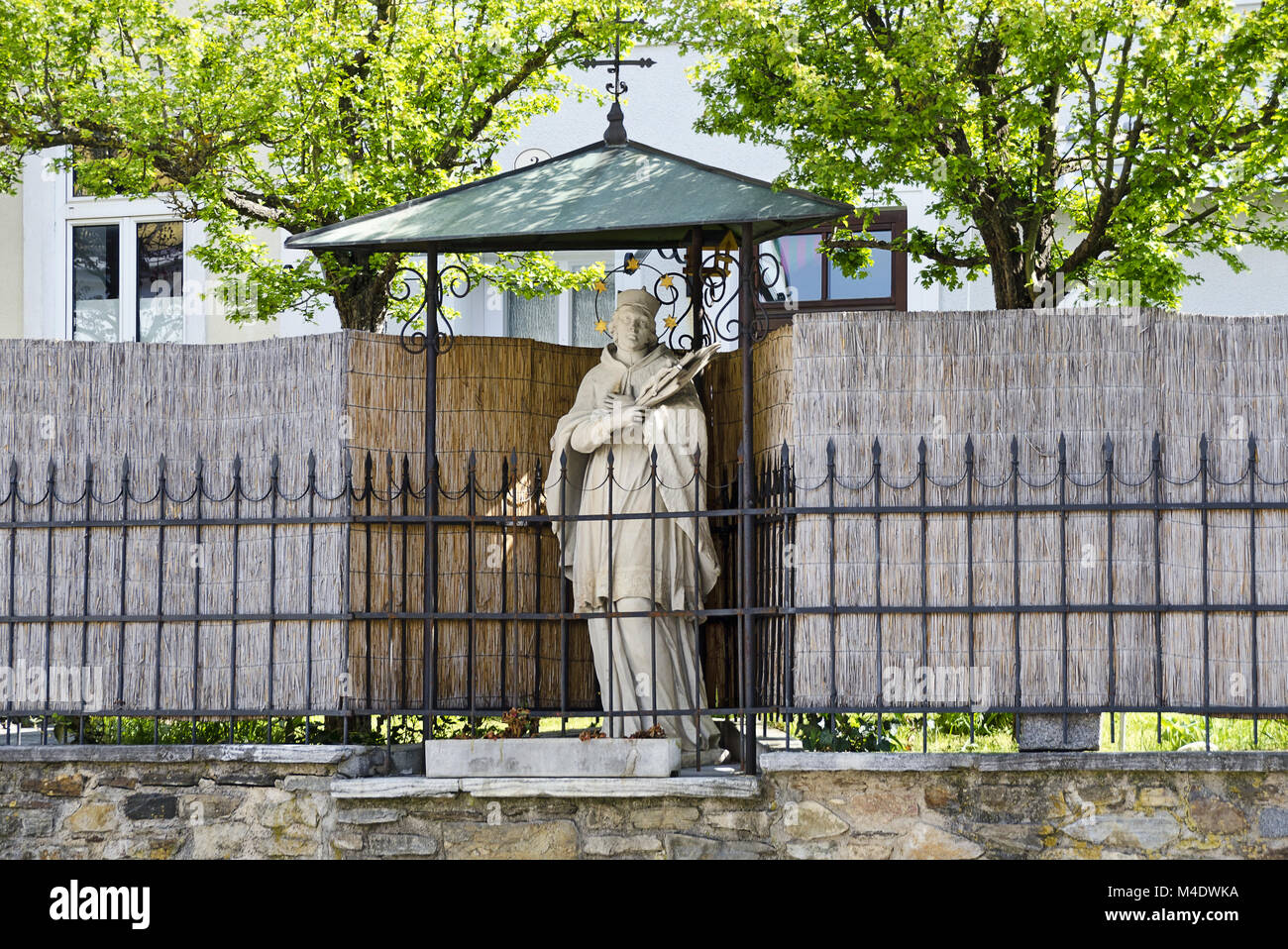 Statue des heiligen Johannes von Nepomuk unter einem Vordach Stockfoto