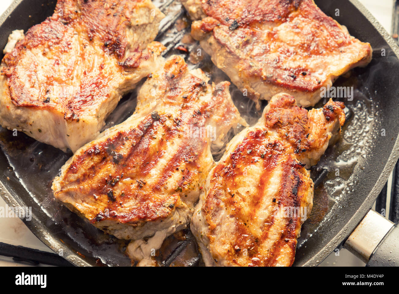 Frisches Schweinefleisch Steak kochen auf pan Grill. Stockfoto