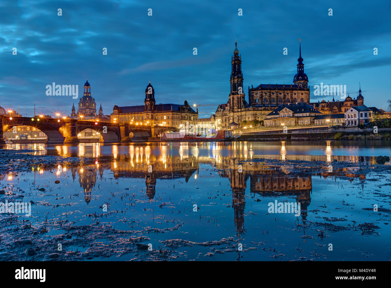 Das Wahrzeichen von Dresden mit der Elbe bei Nacht Stockfoto