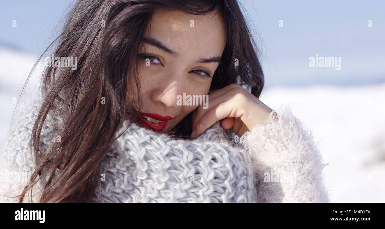 Glückliche junge asiatische Mädchen genießt schneereiche Winter Stockfoto