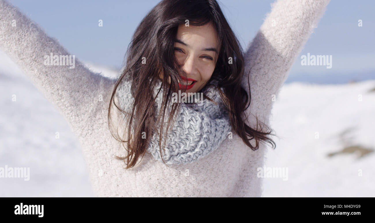 Glückliche junge asiatische Mädchen genießt schneereiche Winter Stockfoto