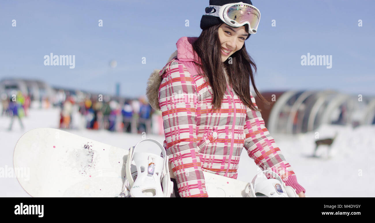 Junge lächelnde Frau mit Skischuhe Stockfoto