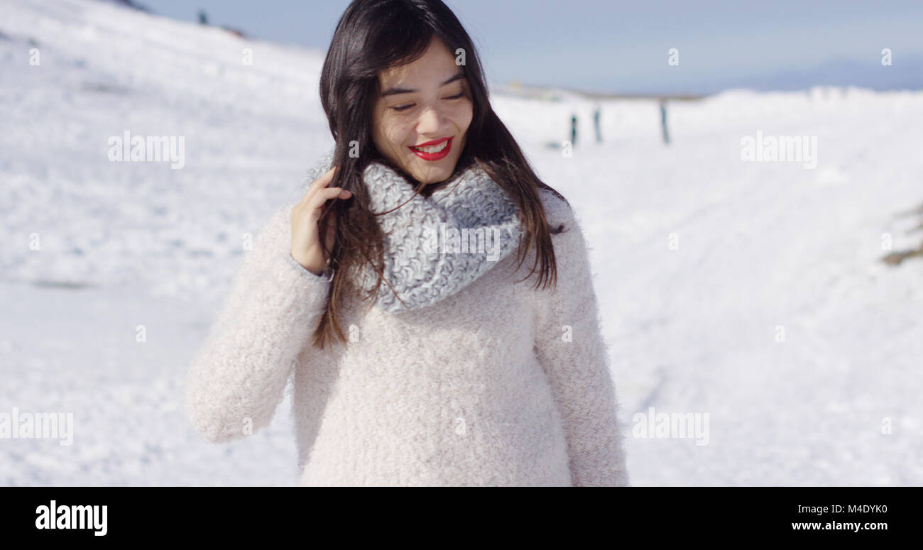 Lächelnd asiatischen Mädchen in Wollpullover entspannend Stockfoto