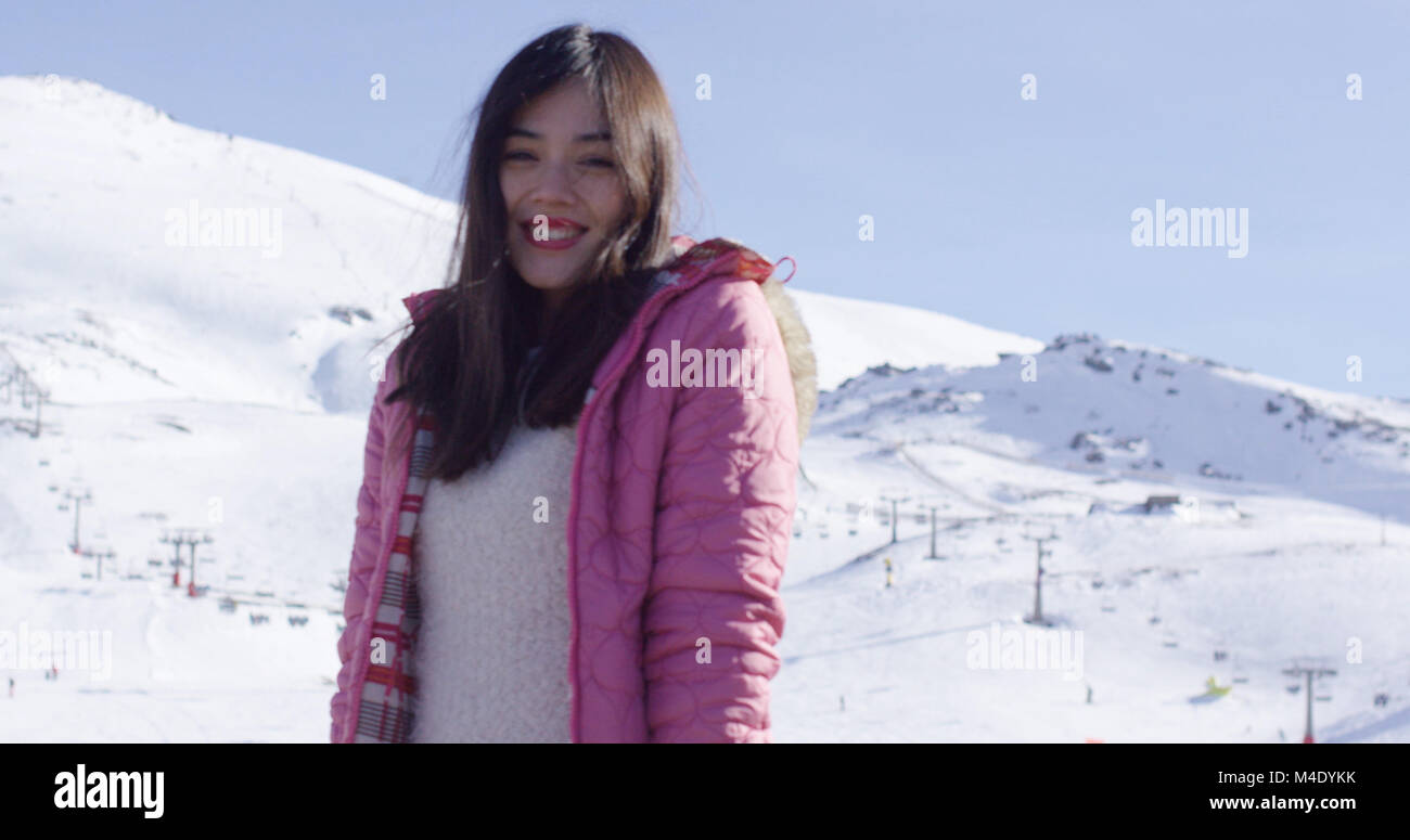 Unbeschwerte junge Frau im verschneiten Ski Resort Stockfoto