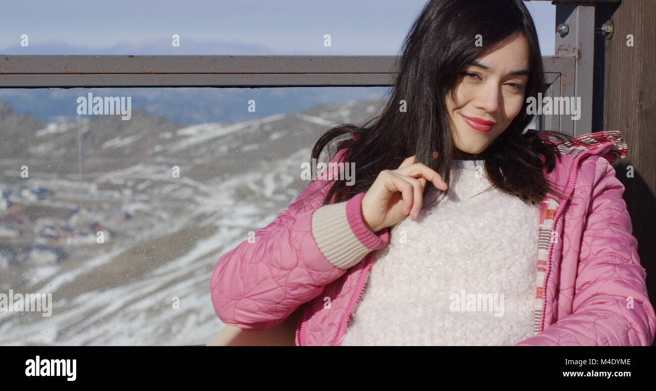 Schöne asiatische Mädchen genießt sonnige Winter Wetter Stockfoto