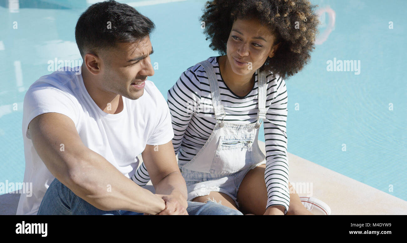 Attraktive Afrikanischen paar Chat in der Sonne Stockfoto