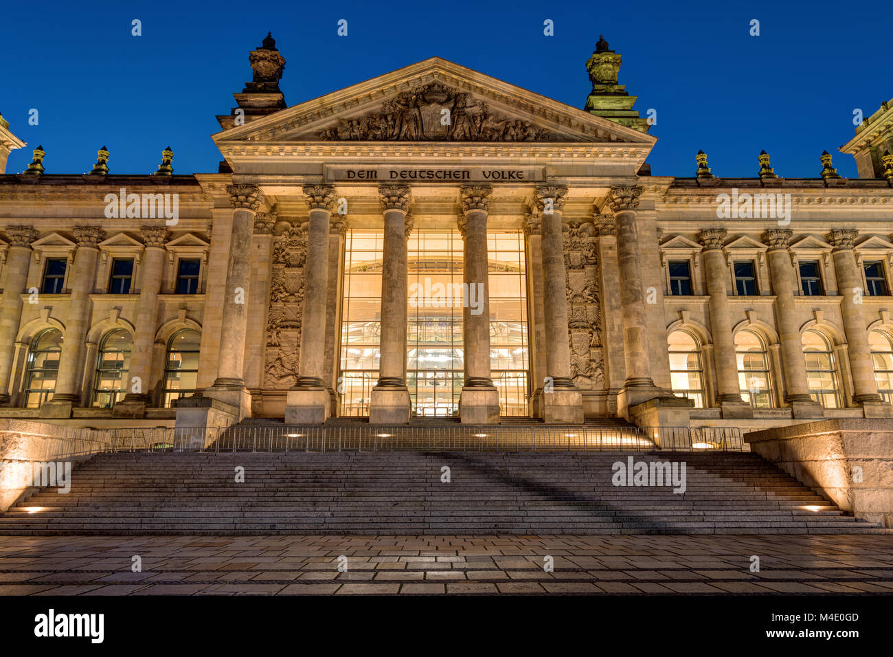Detail des Reichstags in Berlin bei Nacht Stockfoto