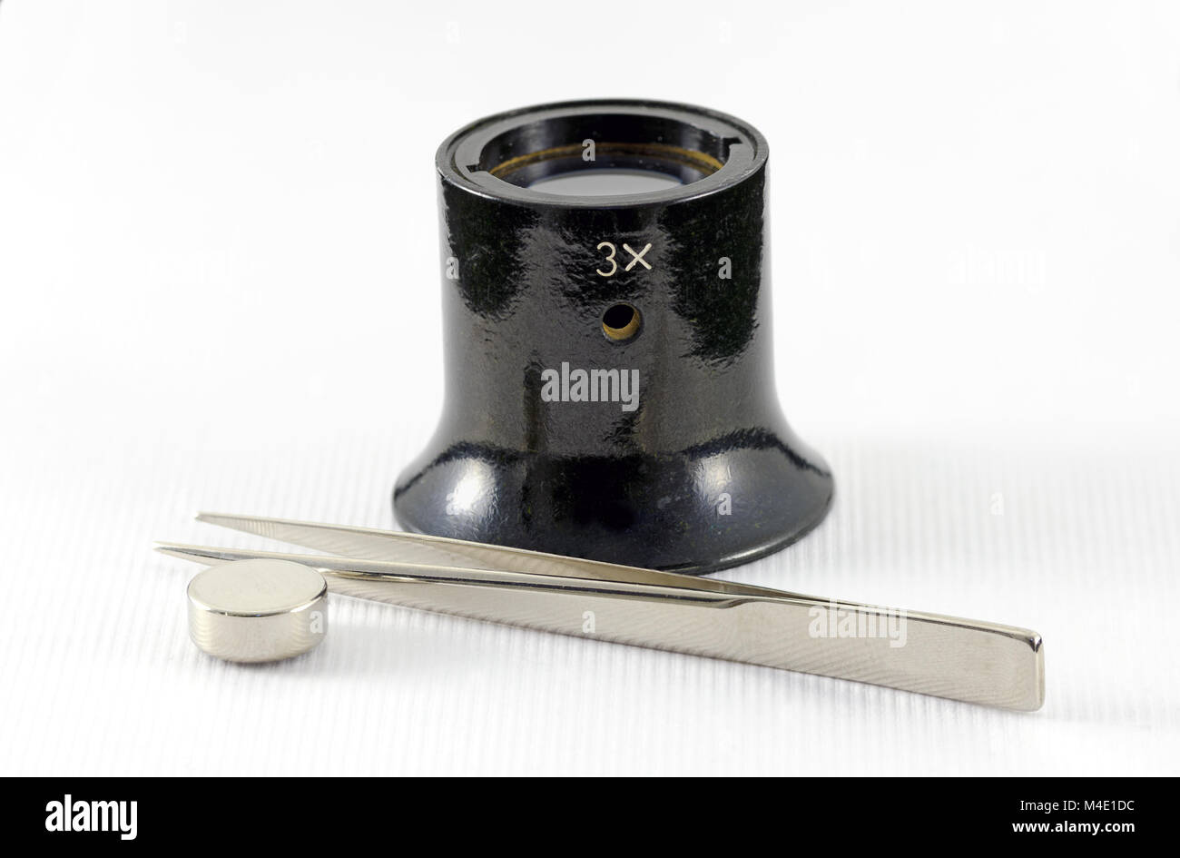 Der uhrmacher Lupe und Pinzette, Knopfzelle Stockfoto