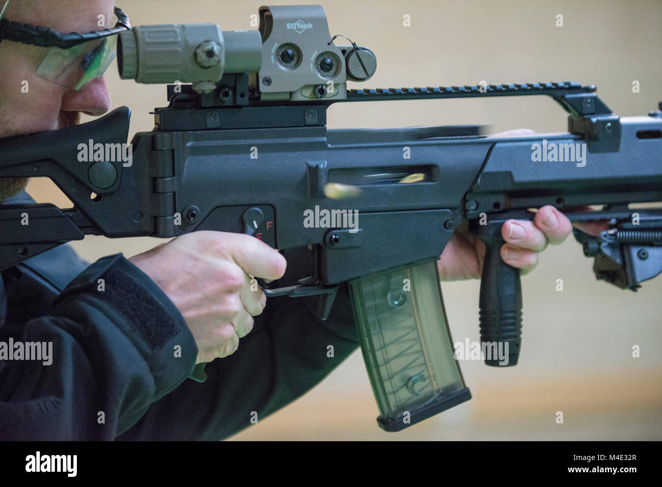 Patronen fliegen aus einem Heckler und Koch G36 K A4 Gewehr, auf chièvres Air Base, Belgien, Jan. 24, 2018. (U.S. Armee Stockfoto