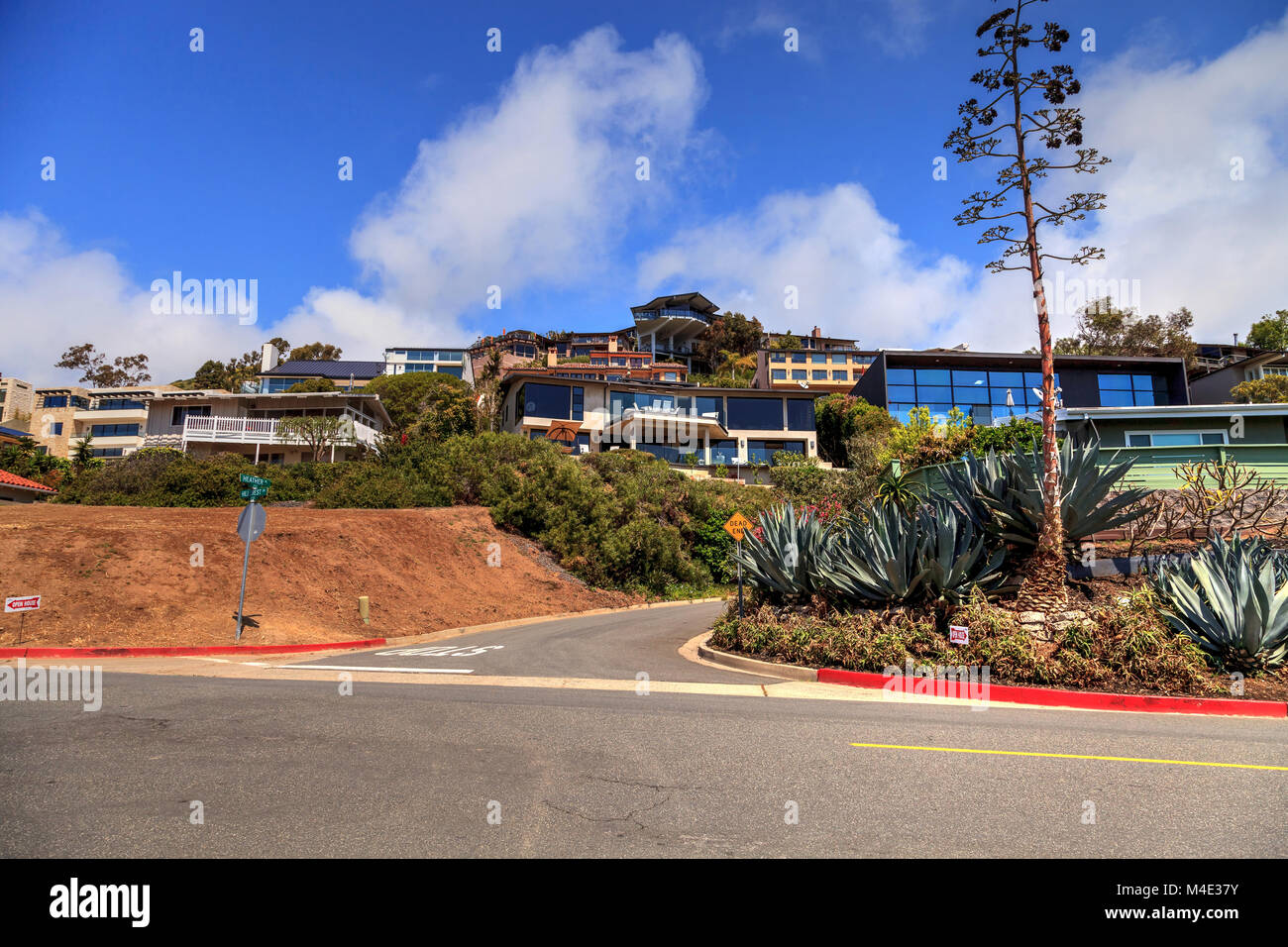 Blauer Himmel über Hillcrest Drive am Straßenrand in Laguna Beach Stockfoto