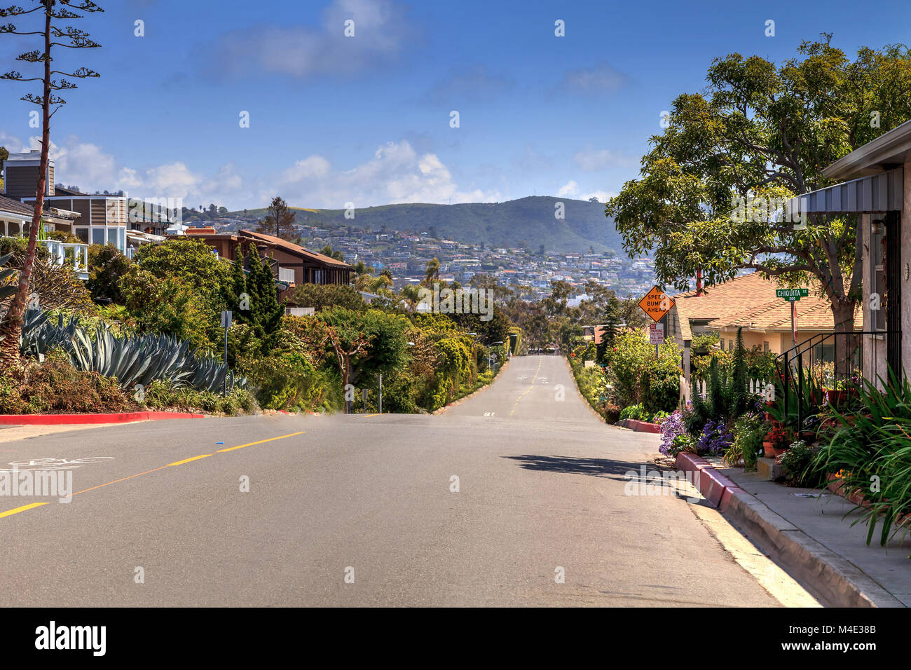 Blauer Himmel über Hillcrest Drive am Straßenrand in Laguna Beach Stockfoto