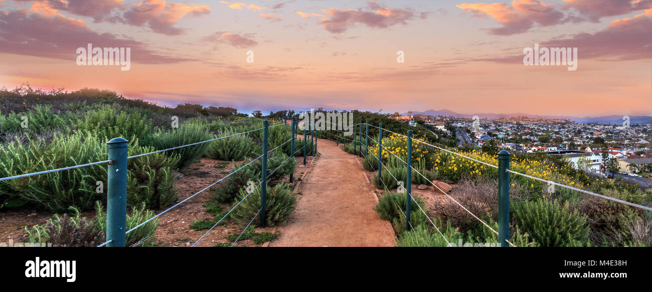 Wanderweg über Dana Point Blick auf die Stadt bei Sonnenuntergang Stockfoto