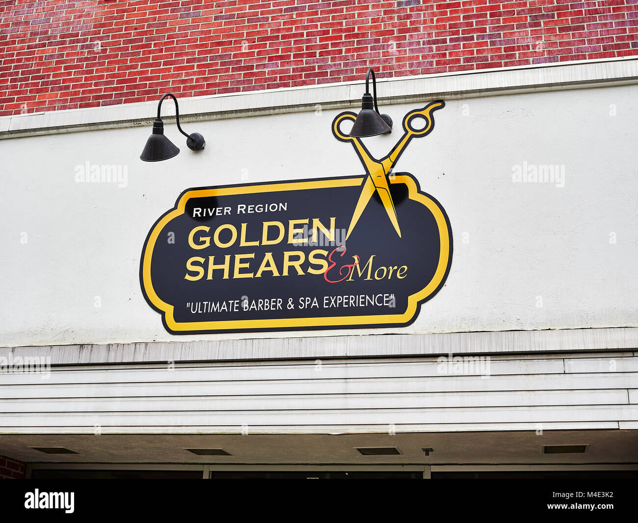 Friseursalon oder Stylist shop Schild über dem Eingang in die Schaufenster in der Innenstadt von Montgomery Alabama, USA. Stockfoto