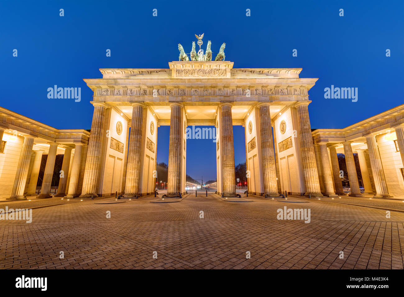 Das Brandenburger Tor in Berlin beleuchtet im Morgengrauen Stockfoto