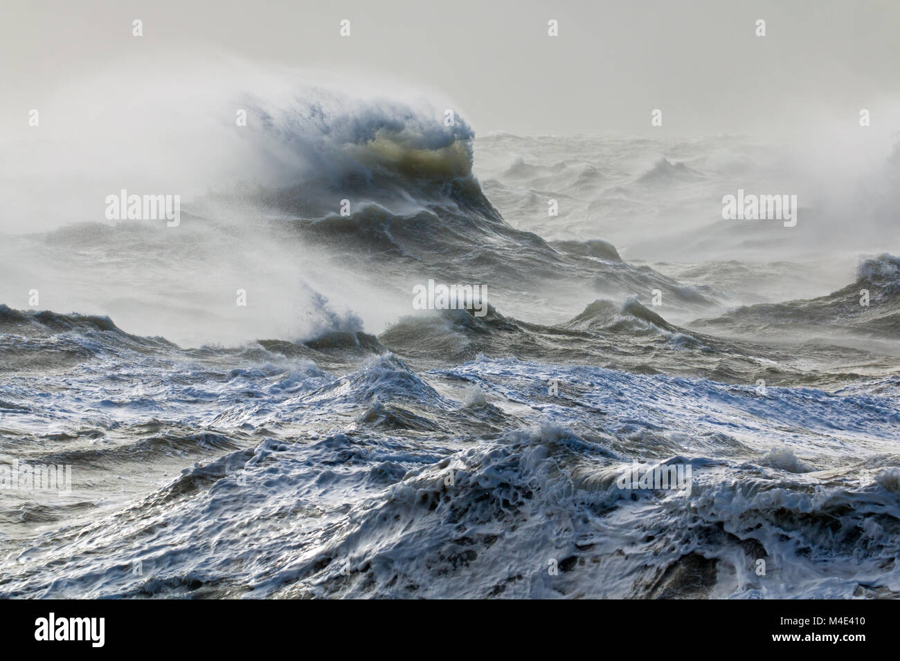 Sturm Doris blasen Spindrift vom rauhen Meer in Newhaven Stockfoto