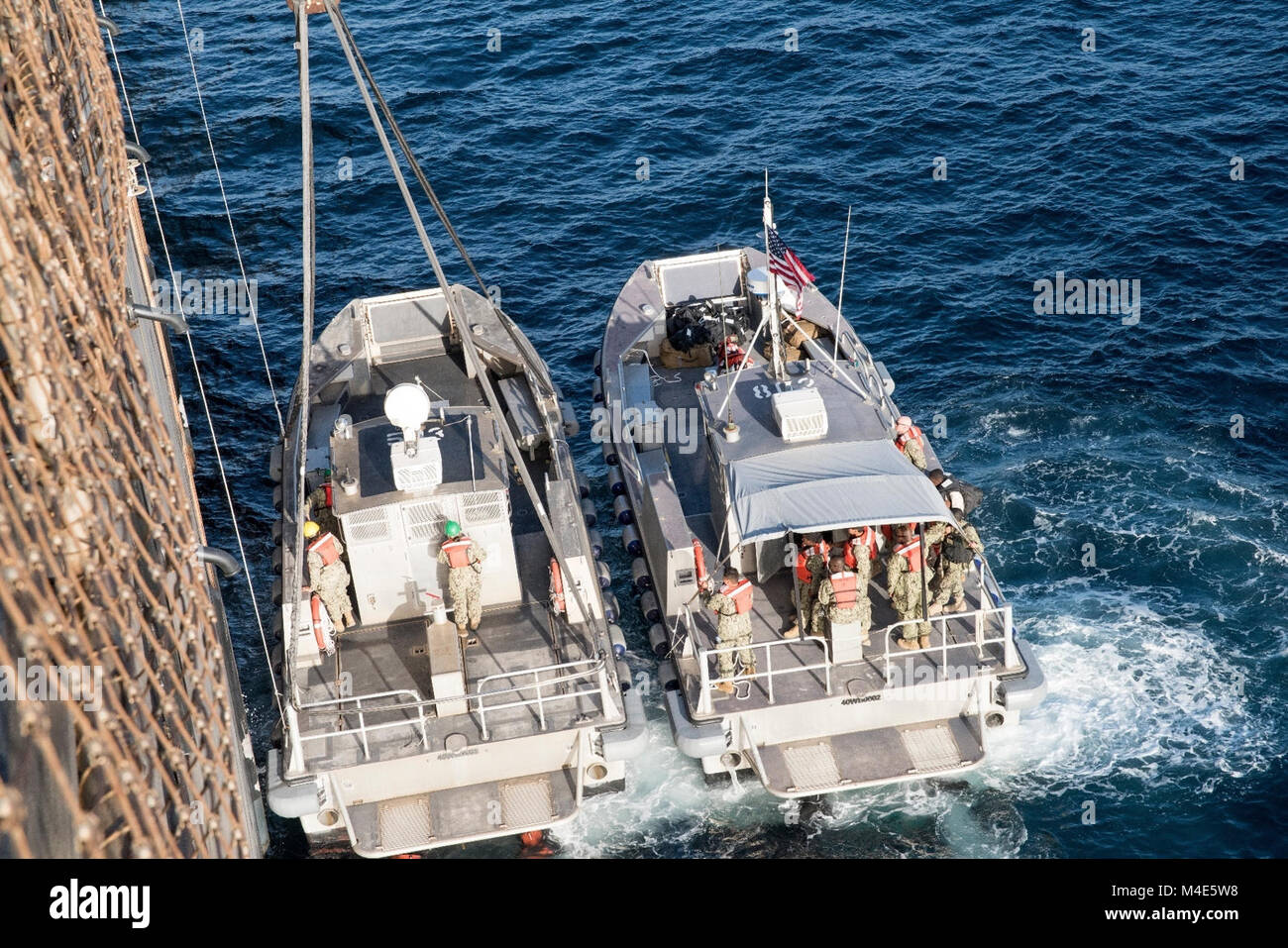 FUJAIRAH, Vereinigte Arabische Emirate (Jan. 17, 2018) U.S. Navy Sailors, zu Naval Cargo Handling Bataillon 1 und Angriff Handwerk Einheit 1 zugewiesen, ein Programm, das Boot entladen von usns Seay (T-AKR 302) während Native Wut 18. Die Übung ist so konzipiert, Special Purpose Marine-Air - Masse Aufgabe Force-Native Fury Marines und US-Marine Seeleute in maritime Vorpositionierung kraft Operationen zu trainieren und zielt darauf ab, die Kenntnisse zu verbessern, erweitern die Zusammenarbeit im maritimen Fähigkeiten zu verbessern und die langfristige Stabilität in der Region und die Interoperabilität zwischen den Vereinigten Arabischen Emiraten und in den USA (U.S. Marine Masse Kom Stockfoto