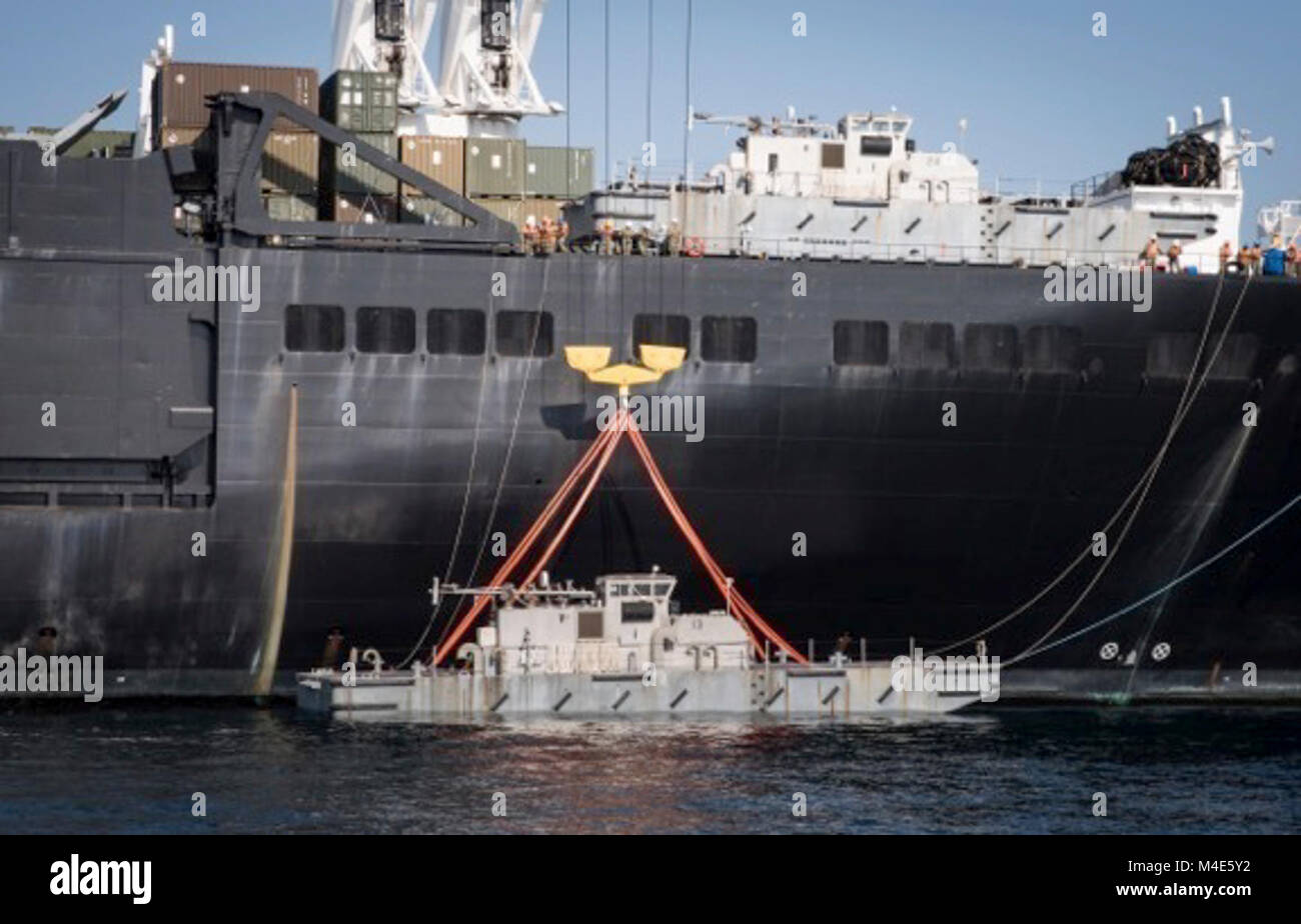 FUJAIRAH, Vereinigte Arabische Emirate (Jan. 18, 2018) U.S. Navy Sailors zu Naval Cargo Handling Bataillon 1 Arbeit mit der Crew von Usns 2nd Lieutenant John S. Bobo (T-AK 3008) verbesserte Marine leichterung System Power Modul 13 während Native Fury 18 zu entladen. Die Übung ist so konzipiert, Special Purpose Marine-Air - Masse Aufgabe Force-Native Fury Marines und US-Marine Seeleute in maritime Vorpositionierung kraft Operationen zu trainieren und zielt darauf ab, die Kenntnisse zu verbessern, erweitern die Zusammenarbeit im maritimen Fähigkeiten zu verbessern und die langfristige Stabilität in der Region und die Interoperabilität zwischen den Vereinigten Arabischen Stockfoto