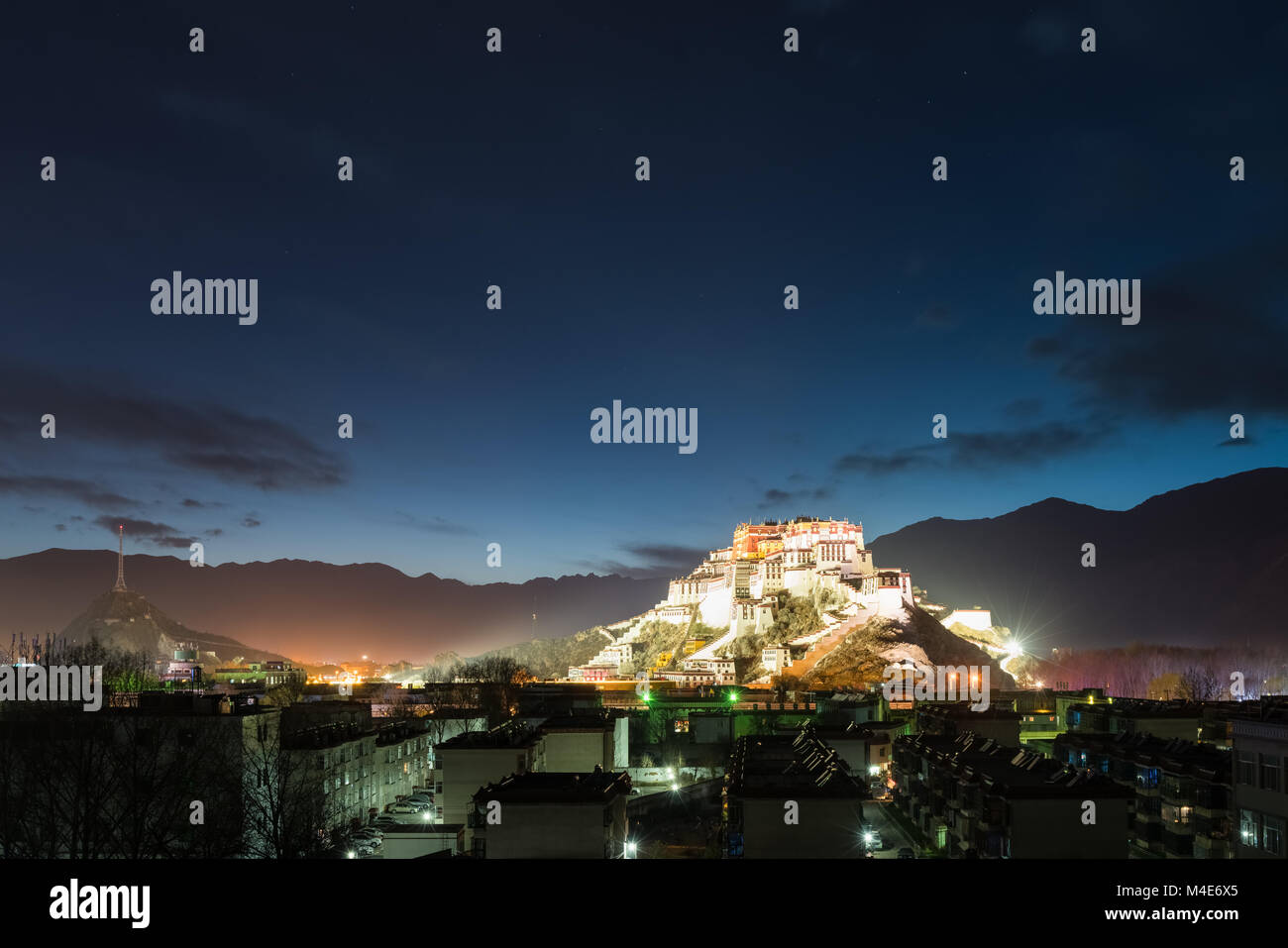 Lhasa Stadt bei Nacht Stockfoto