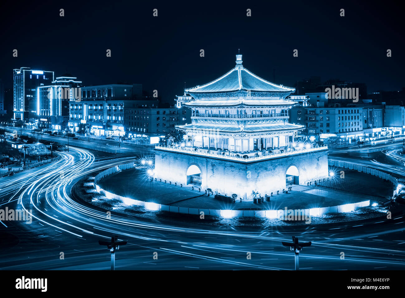 Xian Bell Tower bei Nacht Stockfoto