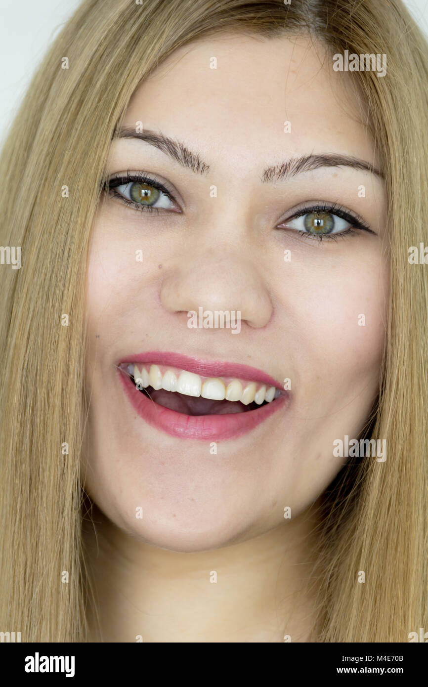 Lächelnden jungen Mädchen mit geradem Haar und grüne Augen Stockfoto