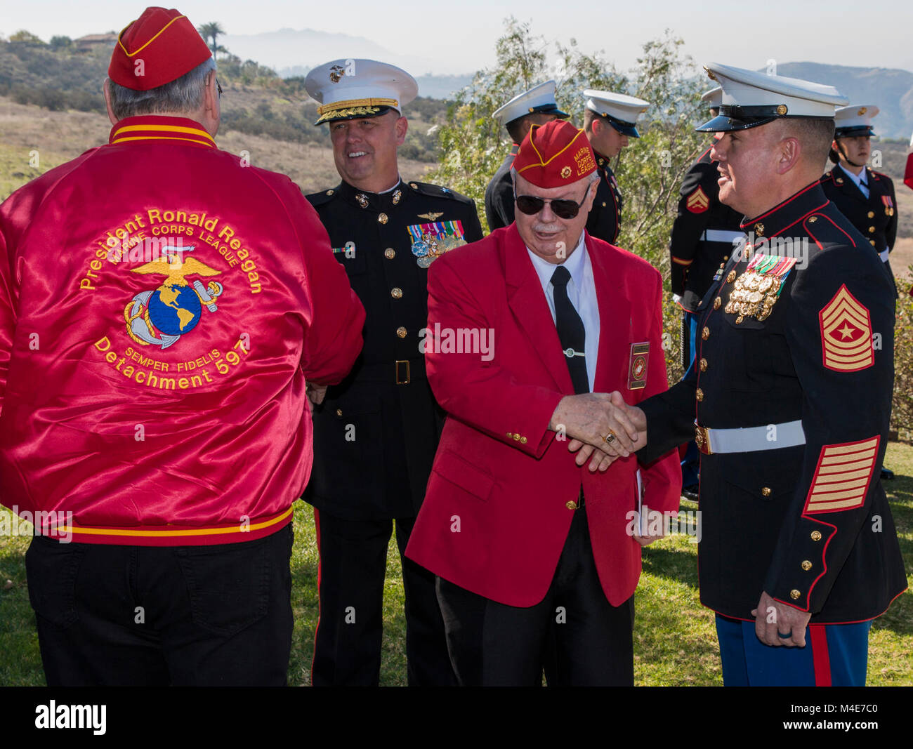 Der Ronald Reagan Presidential Foundation und Institut, würdigen Mit einer Kranzniederlegung die Zeremonie an der Ronald Reagan Presidential Foundation und Bibliothek, Simi Valley, Calif., Feb 6, 2017. Die Zeremonie der 107. Jahrestag der Geburt von Ronald Regan zu ehren. (U.S. Marine Corps Stockfoto