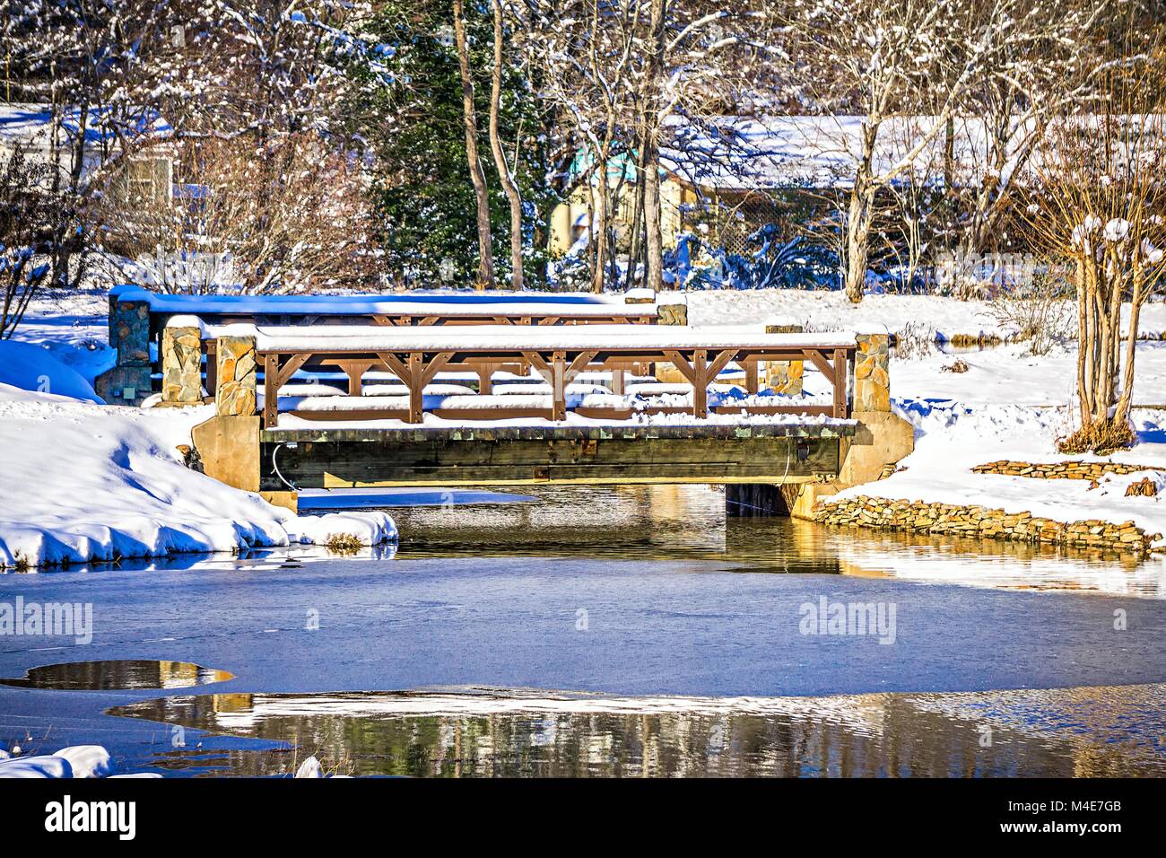 Auto crossing Bridge und Umgebung winter wonderland Stockfoto