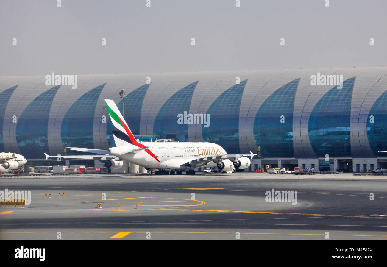 Airbus A 380 vor dem Terminal 3 am Dubai International Airport Stockfoto