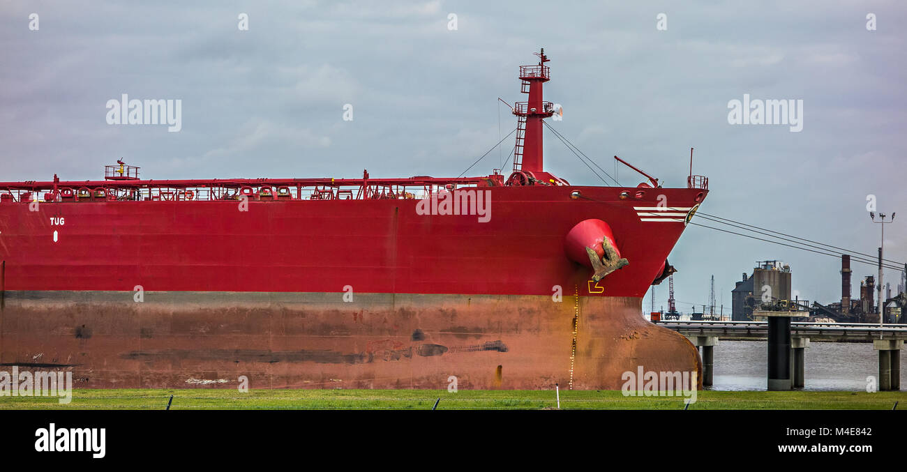 Großes Frachtschiff im internationalen Hafen geparkt Stockfoto